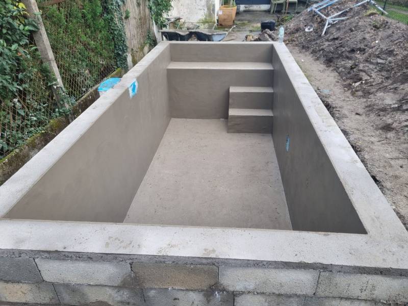 Piscine 10 m² avec liner gris clair, élégante et facile d’entretien.