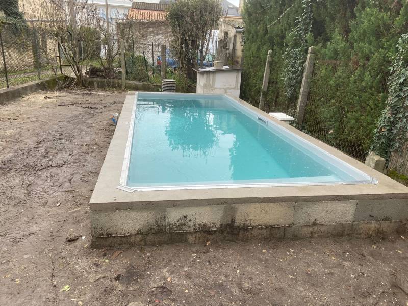 Construction de piscine traditionnelle 5x2 m par De Melo Piscines, constructeur en Gironde.