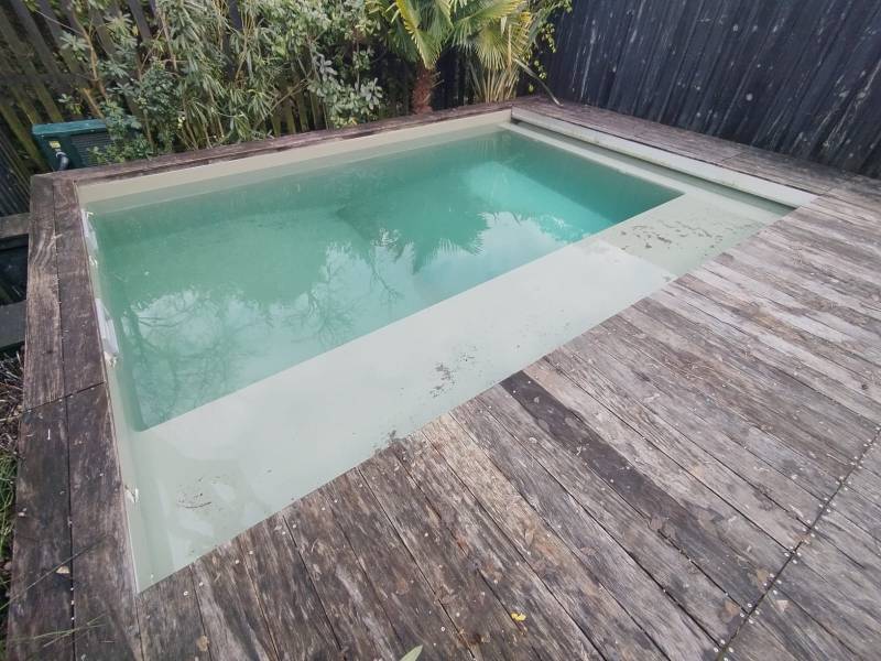 Changement de liner à Bordeaux pour cette piscine 7x4 m avec installation d’un liner taupe 85/100ème, plus résistant aux variations chimiques et aux pics de température en Gironde.