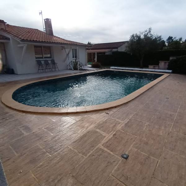 À Martignas-sur-Jalle, proche de Bordeaux, changement de liner avec un modèle Bali 85/100ème signé DE MELO PISCINES, spécialiste en rénovation de piscine en Gironde.