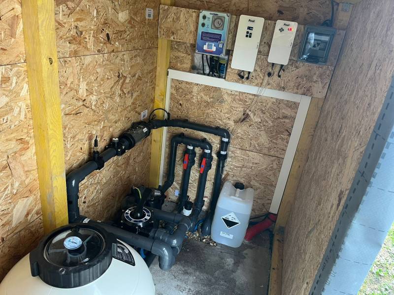 Installation du système de filtration Astral Pool du groupe Fluidra, un équipement fiable et performant pour garantir une eau de piscine parfaitement filtrée.