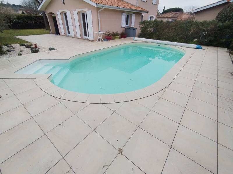 Rénovation de piscine à Saint-Jean-d’Illac : nouveau liner sable posé par DE MELO PISCINES pour moderniser ce bassin forme libre.
