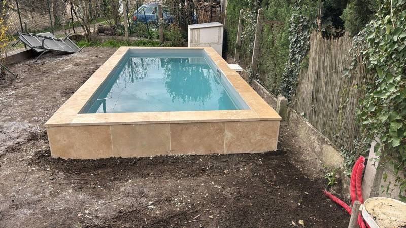 Petite piscine de 10 m² réalisée à Bordeaux par DE MELO PISCINES, pisciniste à Saint-Jean-d’Illac intervenant sur Bordeaux et toute la Gironde.