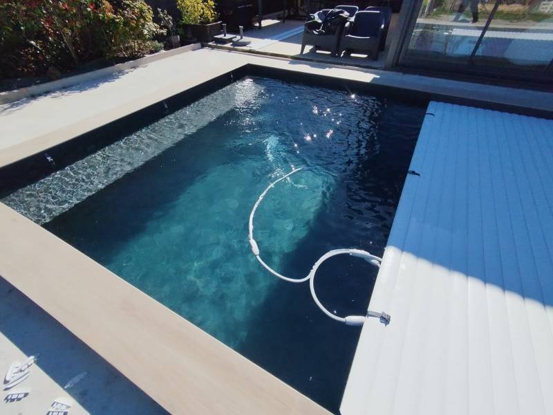 Projet sur mesure : piscine en parpaing avec liner gris Sensation Graphite, le savoir-faire DE MELO PISCINES à Saint Jean d’Illac.