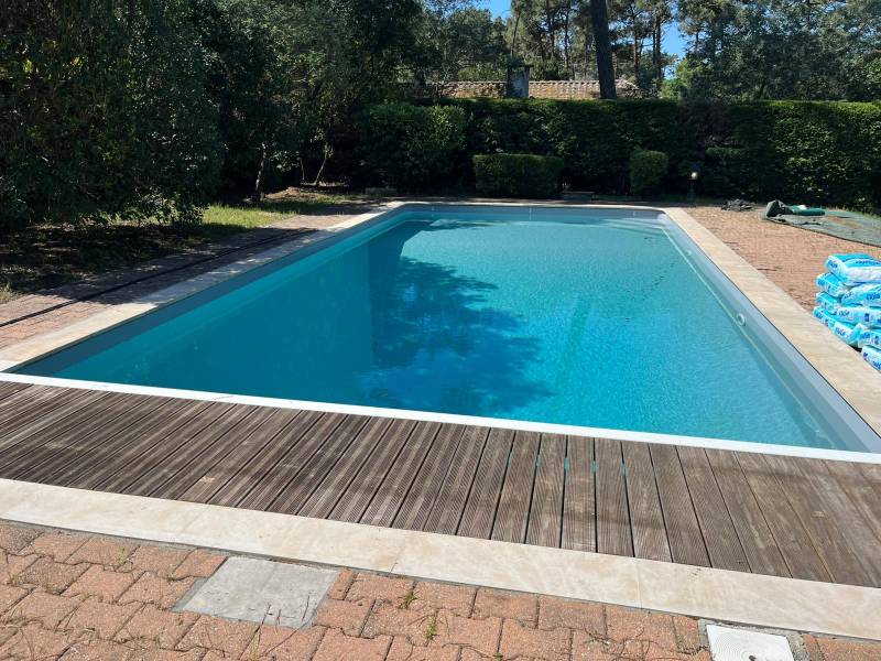 Changement de liner piscine à Lège Cap Ferret : rénovation complète avec pose d’un liner gris clair 90/100ème pour un rendu moderne et durable.
