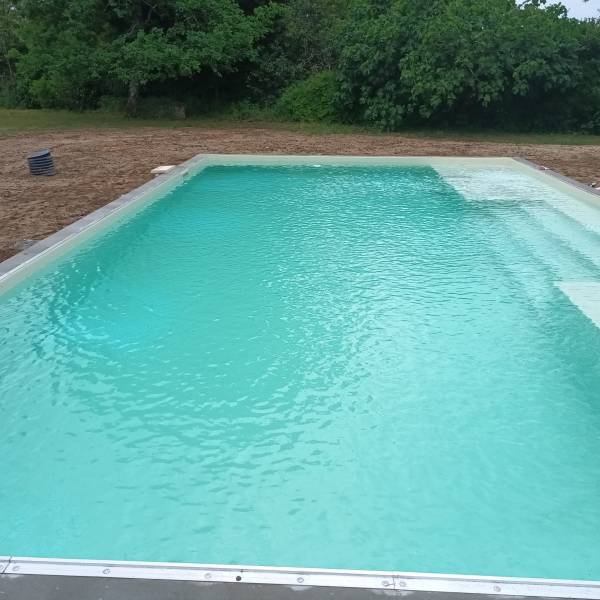 Une piscine traditionnelle en parpaings offre robustesse, personnalisation et longévité pour profiter pleinement de votre extérieur.