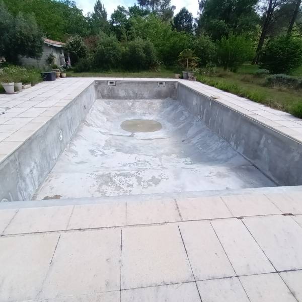 Votre liner est décoloré, taché ou en fin de vie ? DE MELO PISCINES réalise le changement de liner sur toute la Gironde depuis 1988.
