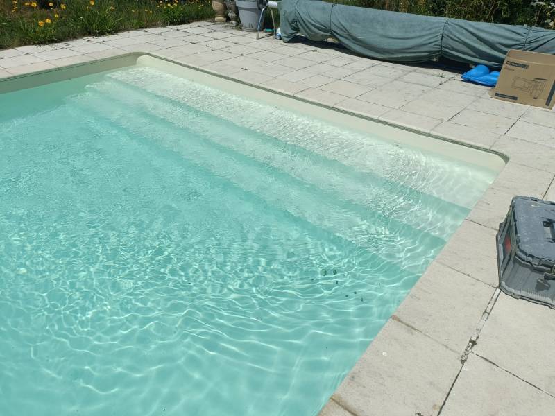 Avant / après rénovation de piscine avec remplacement du liner blanc par un liner sable 90/100ème à Saint-Aubin-de-Médoc.