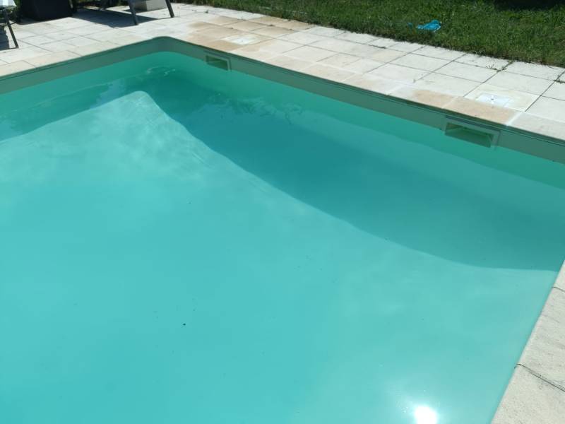 Changement de liner sable sur cette piscine en Gironde. Une rénovation qui apporte modernité, luminosité et élégance au bassin.