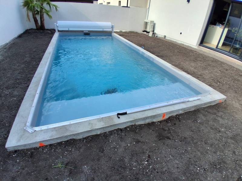 Chantier de piscine sur mesure à Martignas-sur-Jalle avec un accès technique de seulement 1,10 mètre.