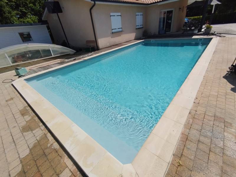 Transformation réussie à Martignas-sur-Jalle ! Un changement de liner impeccable pour cette piscine, grâce au savoir-faire de DE MELO PISCINES