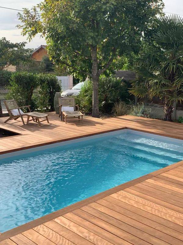 piscine maçonnée avec un liner gris clair