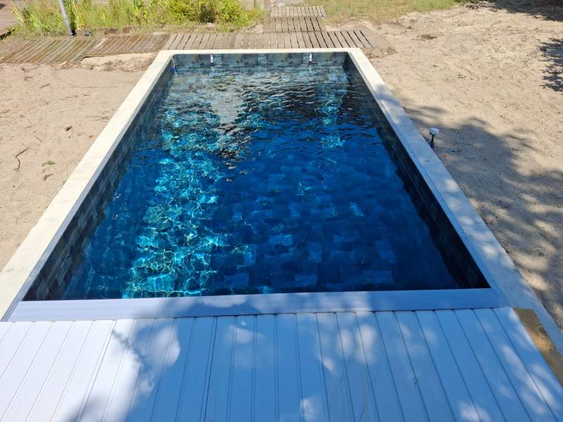 Vue d'ensemble du bassin avec liner type Bali vert : une teinte naturelle qui sublime l'eau.