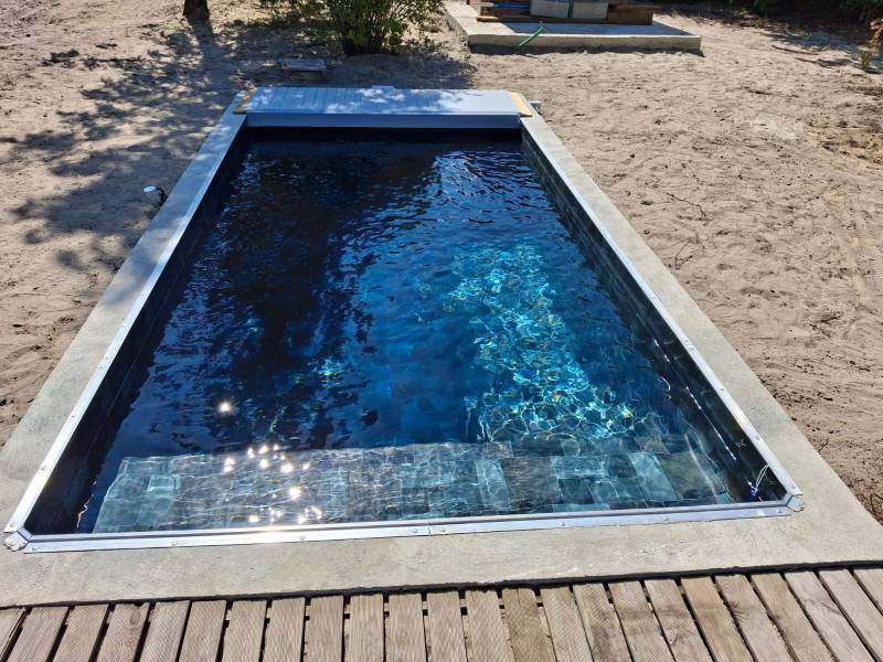Piscine 10 m² sur mesure avec fond plat 1,50 m – idéale pour la détente et les petits espaces.