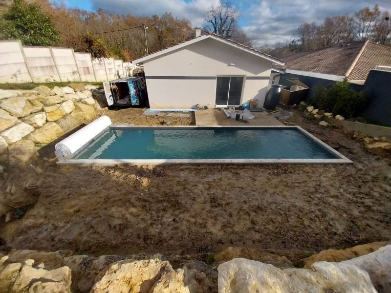 Construction d’une piscine traditionnelle maçonnée de 10x3 m , liner gris anthracite par DE MELO PISCINES à saint jean d’illac.