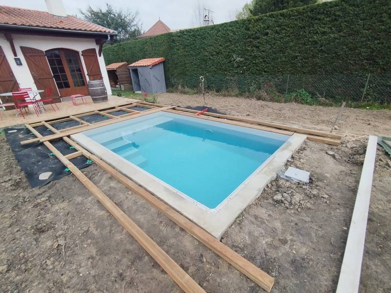 Piscine en parpaing traditionnelle liner gris clair , escalier banquette par DE MELO PISCINES